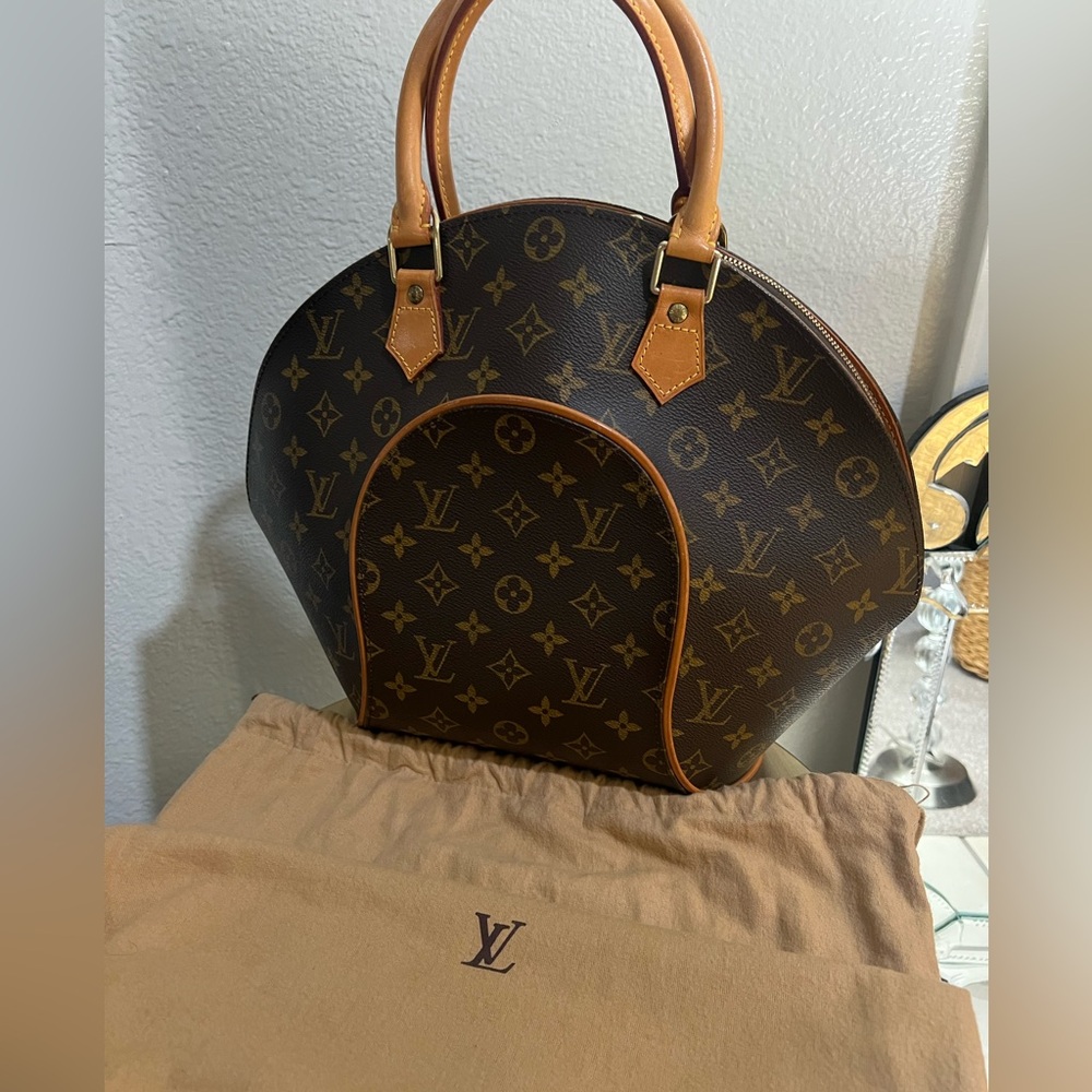 AUTHENTIC - Louis Vuitton Monogram Ellipse MM - LIKE NEW - Picture 1 of 9